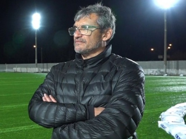Fernando Di Carlo ser el DT de Embajadores hasta fin de ao